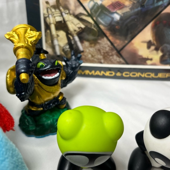 Assorted Video Game Collectible Action Figures and Accesories - Picture 4 of 14